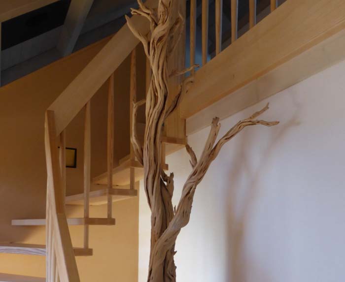 Verbindung der Stockwerke - Elegant schlingt sich Ateliervierkant Gefäss mit Ghostwood in den oberen Stock
