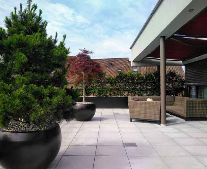 Aluminium Baumschalen - es braucht nicht viel und eine vorher kahle Terrasse wird wohnlich