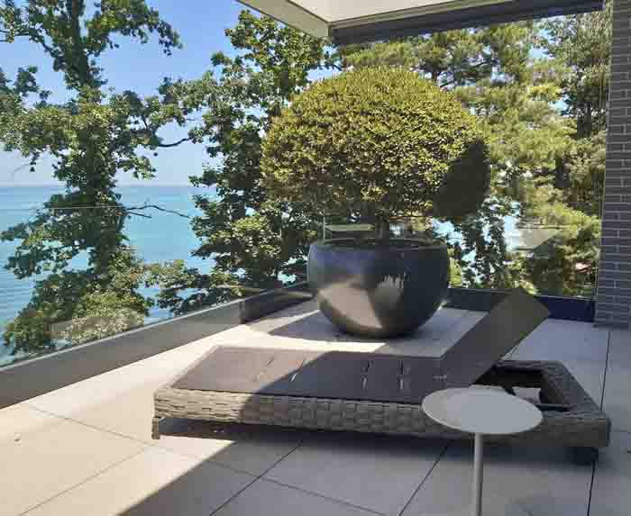 Beruhigende Form - Der formschöne Enkianthus im Aluminium Gefäss bringt ruhe auf die Terrasse