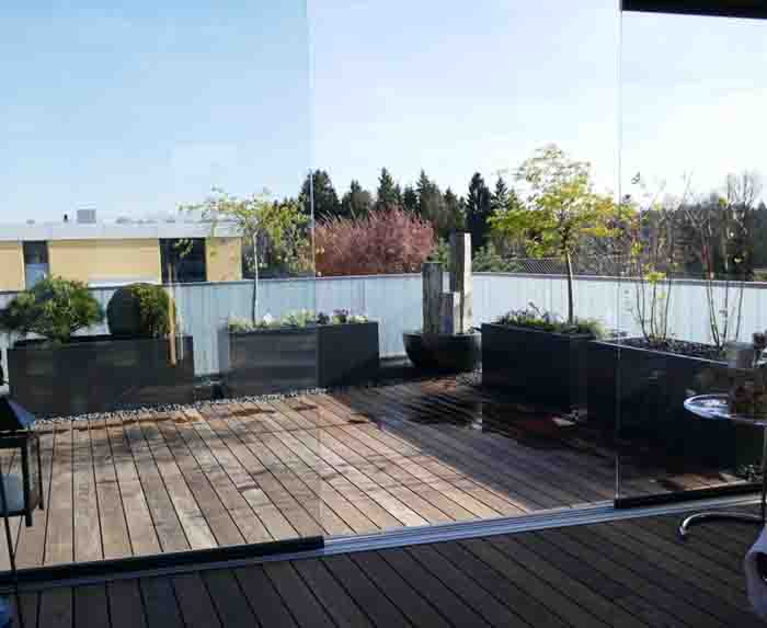 Erweiterter Wohnraum - Der Blick aus dem Wintergarten, im Zentrum das Basalt Wasserspiel