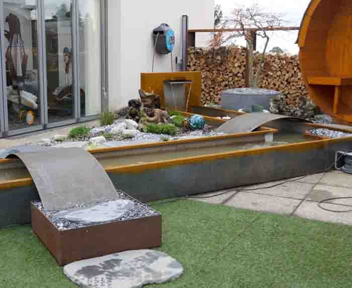 Wohlfühloase am Bachlauf - die Stege führen über den Bachlauf zur Sauna
