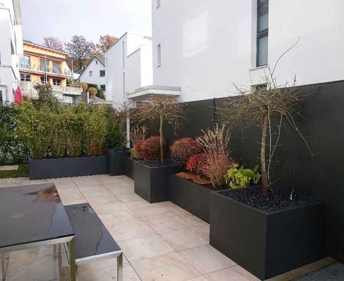 Sichtschutzwand - Gefässe aus Aluminium mit integrieter Sichtschutzwand