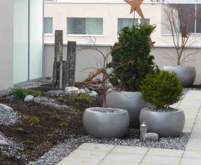 Integration Dachbegrünung - Die modelierte und integrierte Dachbegrünung mit Basaltbrunnen vereint die Alu-Baumschalen