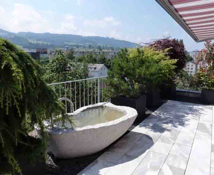 Gotthard Findling - Der handgemachte Brunnen aus einem Gotthardfindling, das i-Tüpfli auf der Terrasse