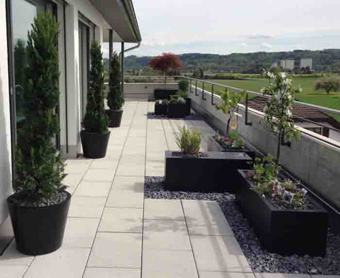 Wohnlich - Durch die verschiedenen Formen und Unterbrechung der Wege entsteht eine wohnliche Terrasse