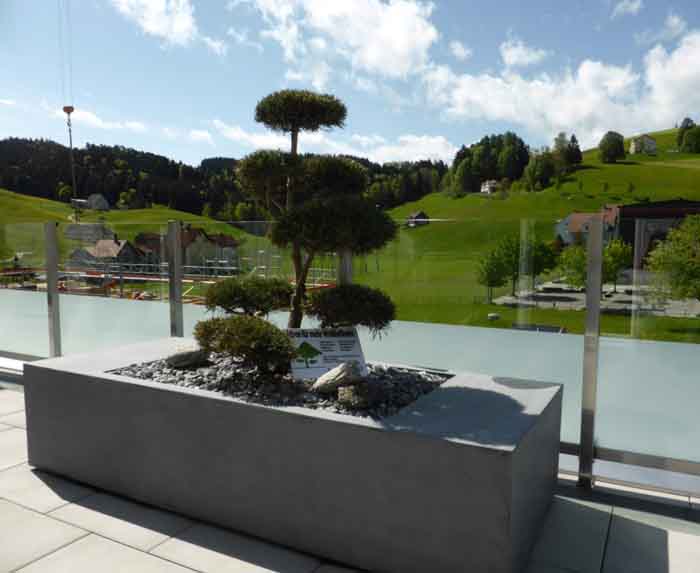 Hier nimmt man Platz - Neben dem Föhren-Bonsai sitzt man gerne auf dem Fiberstone Pottery Jumbo Seating