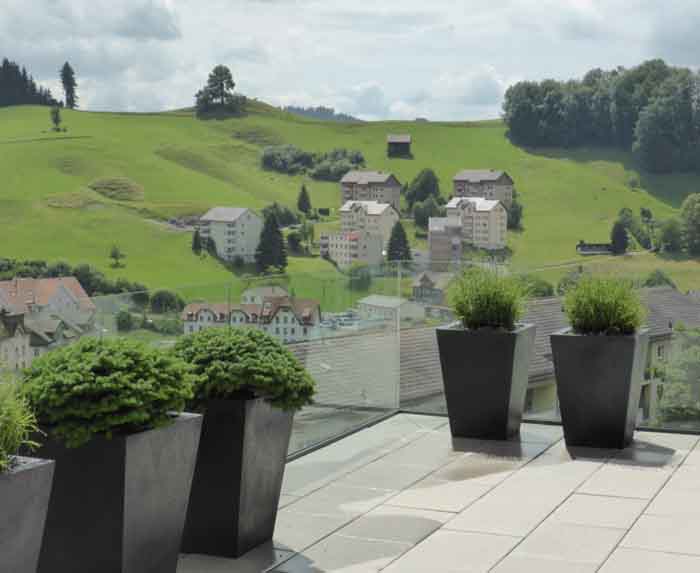 Leichte Gruppen - Die Fiberstone Vasen mit Lavendel und Abieskugeln als Gruppen wirken leichter und moderner als Rechteckgefässe